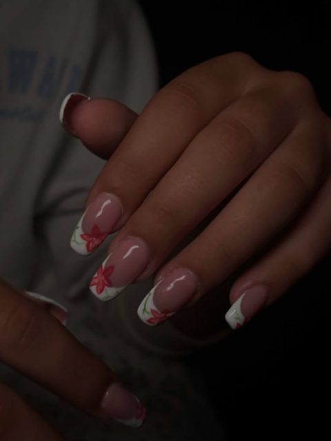 French cuadrado blanco con flores rojas pintadas a mano