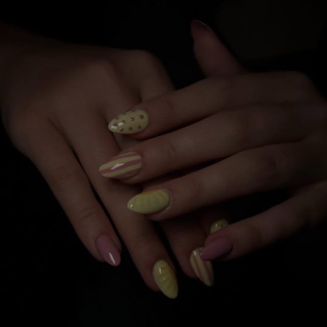 Uñas amarillas y rosadas con rayas, puntos y relieve