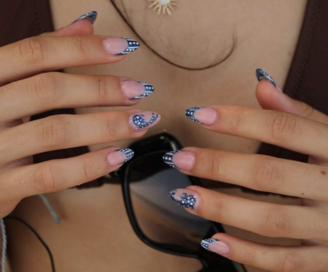 French azul con puntos blancos