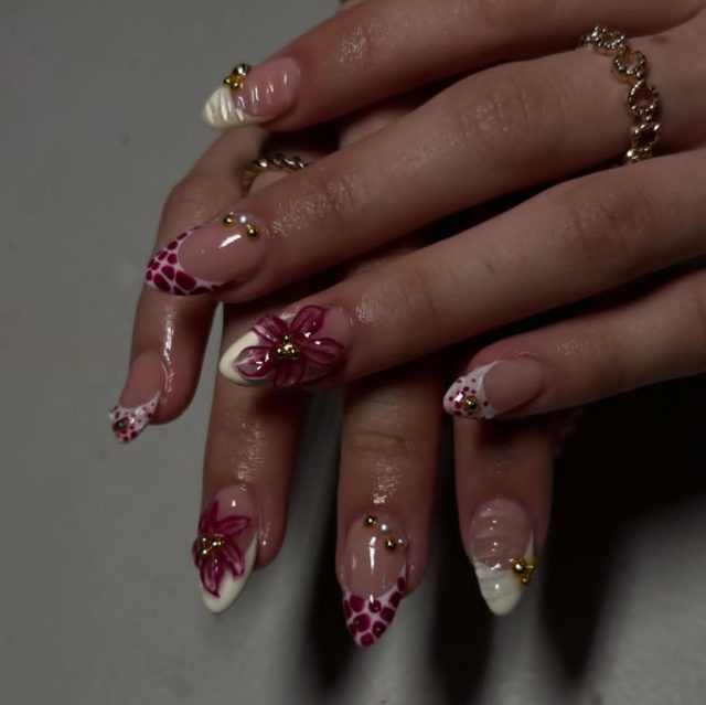 French con flores fucsia en 3D, perlas y piedritas doradas